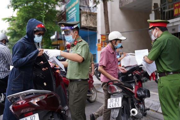 Hà Nội lại "sớm nắng chiều mưa", quay xe ngay phút chót