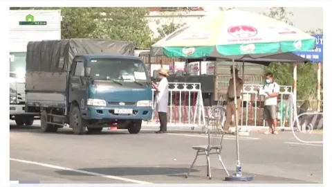 Trạm chốt kiểm soát dịch cấm người dân vào test Covid-19 thì bó tay rồi