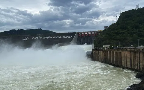 Mở cửa xả đáy hồ thủy điện Hòa Bình