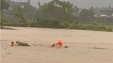 Đại úy công an lao xuống dòng lũ cứu người dân