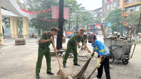 Đoàn Thanh niên Công an phường Bạch Mai tổ chức chương trình: “Ngày thứ bẩy xanh, sạch, đẹp” tại Công viên Võ Thị Sáu