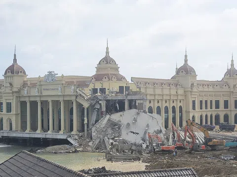 Tháp công trình du lịch ở Nha Trang bất ngờ đổ sập khi thi công