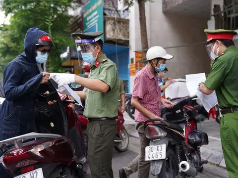 Hà Nội lại "sớm nắng chiều mưa", quay xe ngay phút chót